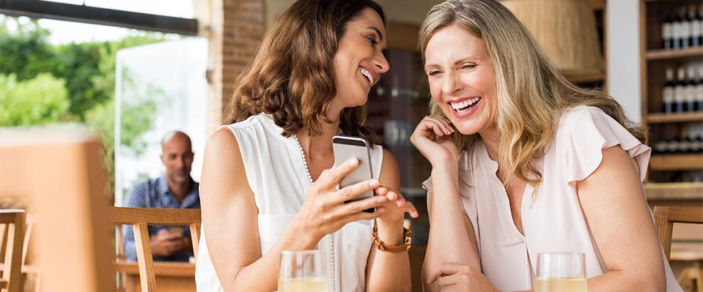 Glückliche Frauen im Café