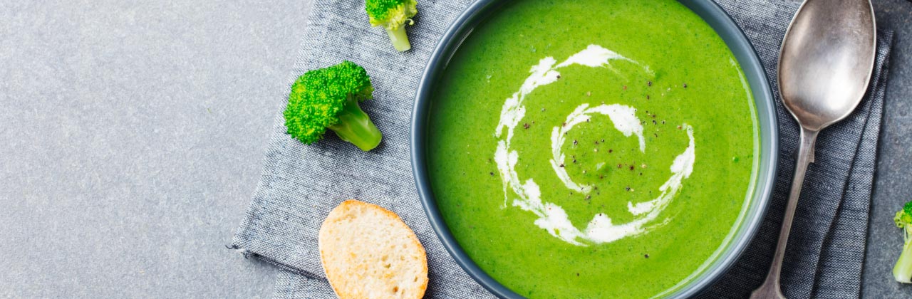 Broccoli-Cremesuppe mit Brot