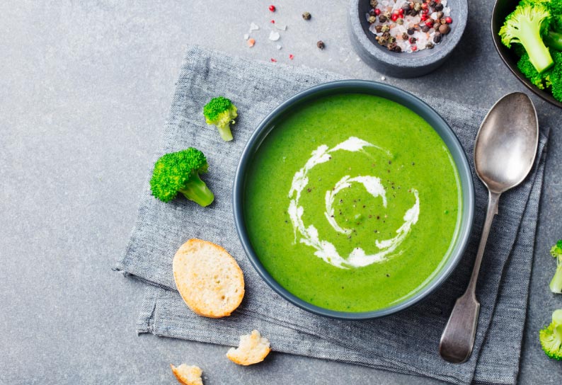 Broccoli-Cremesuppe mit Brot