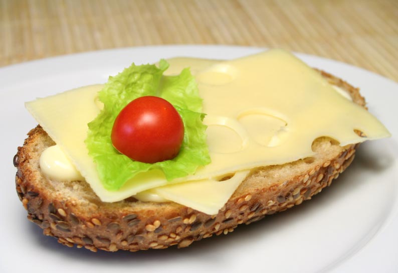 Brötchen mit Gouda und Tomate