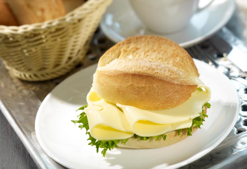 Brötchen mit Gouda und Tomate