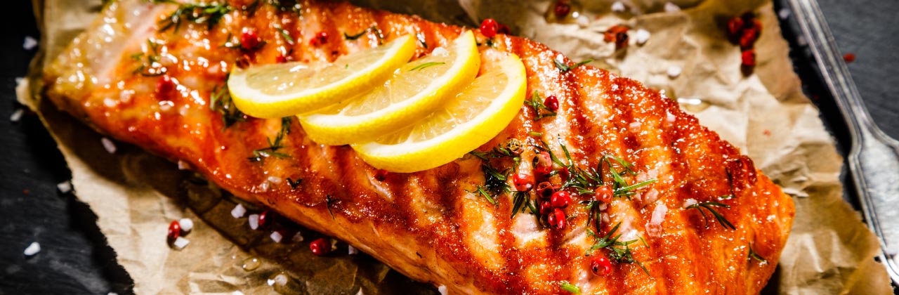 Gegrillter Lachs in Honig-Senf-Marinade