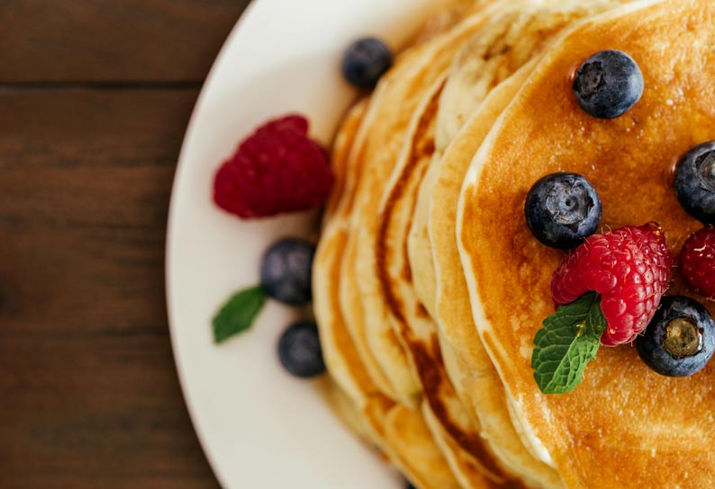 Quark-Pancakes mit Obstsalat