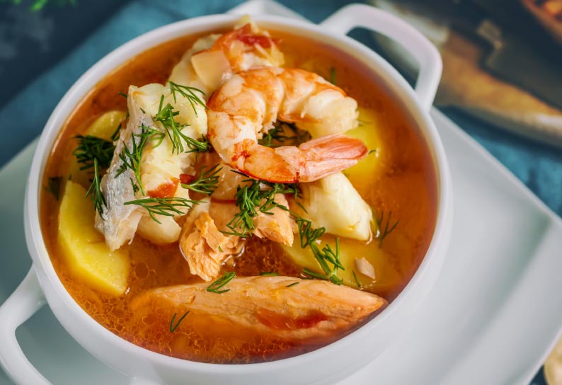 Tomaten-Kokos-Suppe mit Garnelen